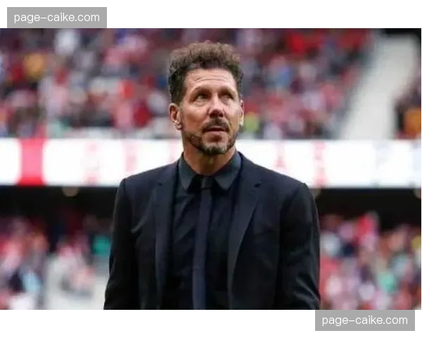 场边花絮：马竞主帅西蒙尼因不满边裁对一次界外球判罚，展示“传中手势”