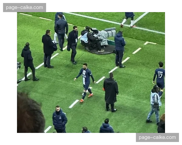 巴黎北郊举办“法甲俱乐部传奇球星邀请赛”，吸引数千名社区居民参与